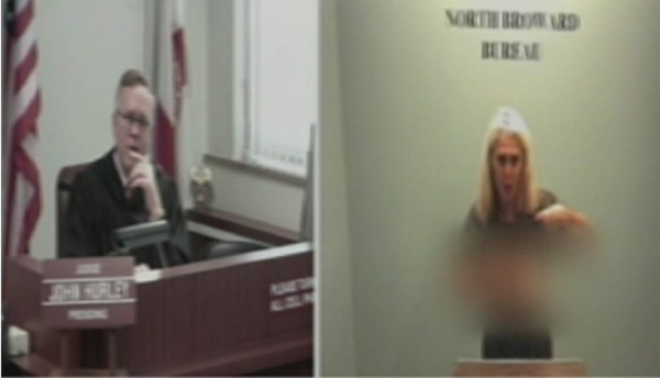 Actriz sorprende a un juez al mostrarle sus pechos