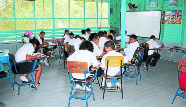 TSE y Secretaría de Educación supervisan material electoral estudiantil