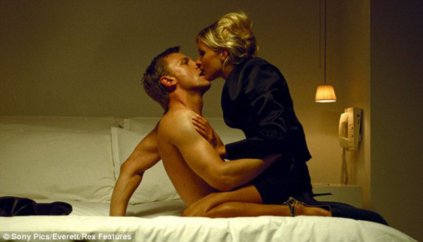 Sienna Miller niega infidelidad a Jude Law