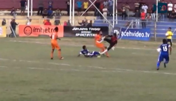 Video: Muere jugador tras recibir una brutal patada de un portero