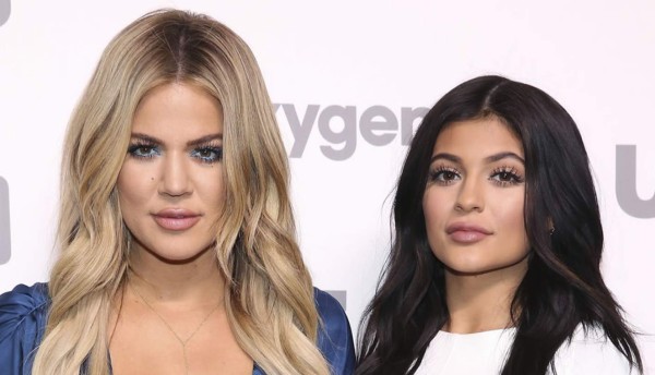Kylie Jenner hace que Khloe Kardashian enseñe de más en selfie