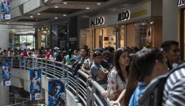 Venezolanos solo podrán comprar cinco prendas de Zara al mes