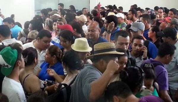 Por 30 horas estuvieron varados los turistas en Roatán