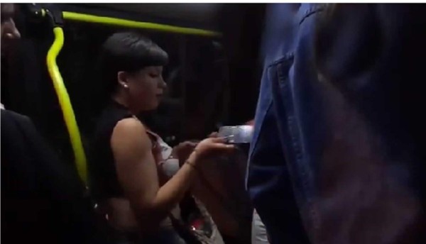 Momentos cuando la ladrona entrega el celur a su dueña. Foto YouTube.