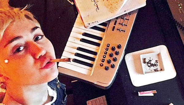 Miley Cyrus fuma cigarro de marihuana y lo pubica en Instragram