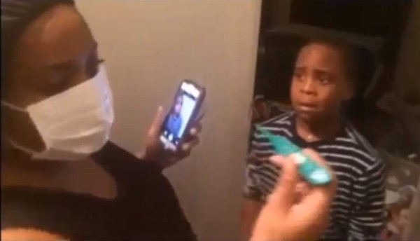 Padres le hacen creer a su hijo que tiene ébola