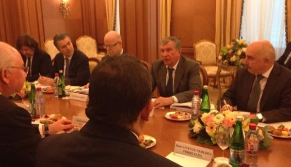 Venezuela y Rusia estudian cómo subir precio del petróleo