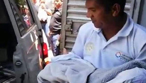 Muere bebé de 15 meses que fue golpeado por su padre