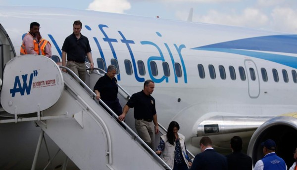 Jefe de Migración de EEUU llega a Honduras en vuelo con 122 repatriados