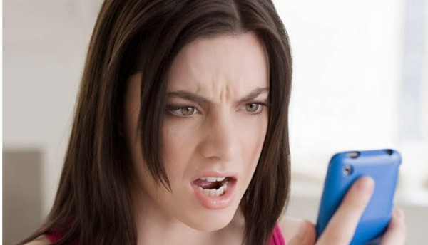 Descubre mensajes sexuales en celular del esposo