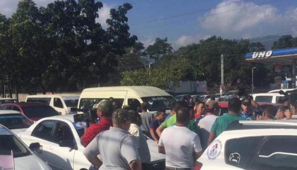 Taxistas de colonia Luisiana protestan por el decomiso de 15 unidades