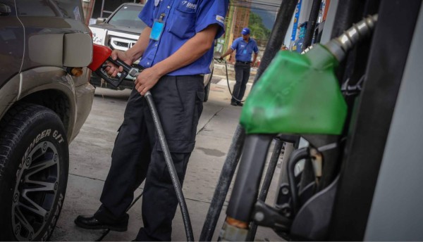 Reducción de reservas de crudo en EUA frena rebajas de carburantes en el país