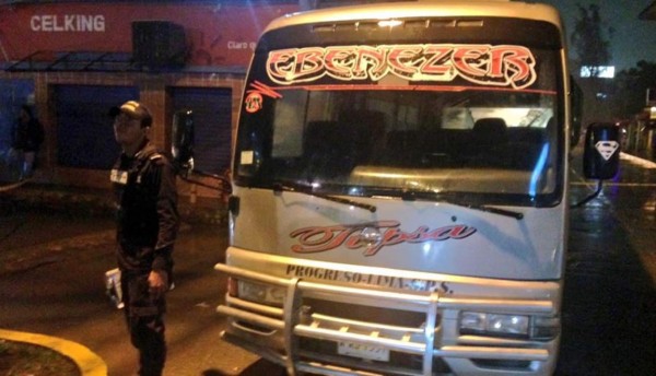 Asesinan a tiros a dos pasajeros en bus en La Lima