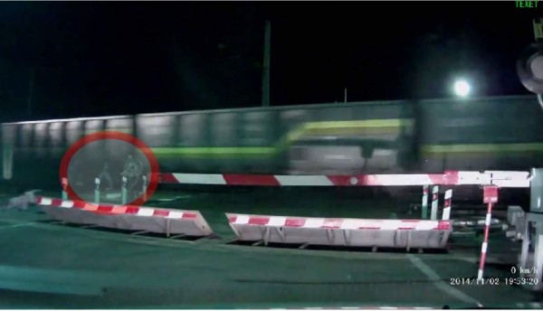 De los tres amigos, uno murió en el juego mortal. Foto YouTube.