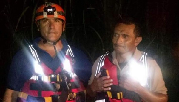 Rescatan guardia arrastrado por la corriente en Santa Bárbara