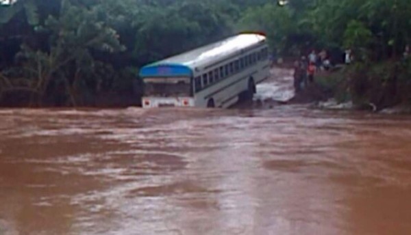 Crecida del río Aguán deja incomunicados municipios de Colón