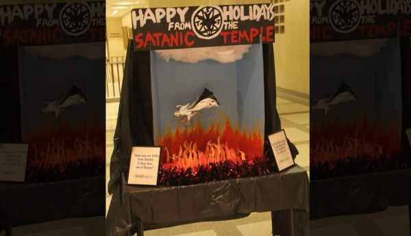 Satánicos exhiben felicitación con ángel cayendo a las llamas