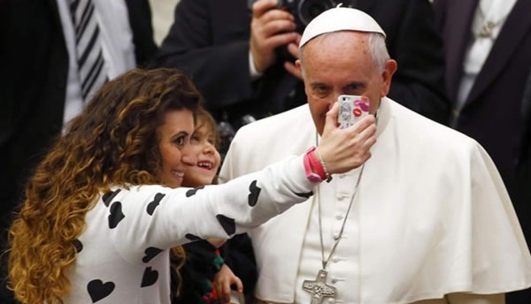 Papa Francisco: 'La familias deben soltar el celular y ponerse a hablar'