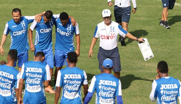 La Selección de Honduras entrena con la presencia de Emilio Izaguirre