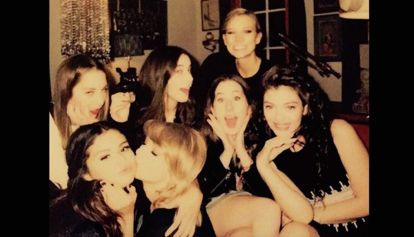 ¿Por qué llora Taylor Swift? Mira lo que pasó en el backstage de los AMAs 2014