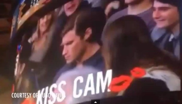 Su novio atendía más al celular y ella besa al desconocido de al lado