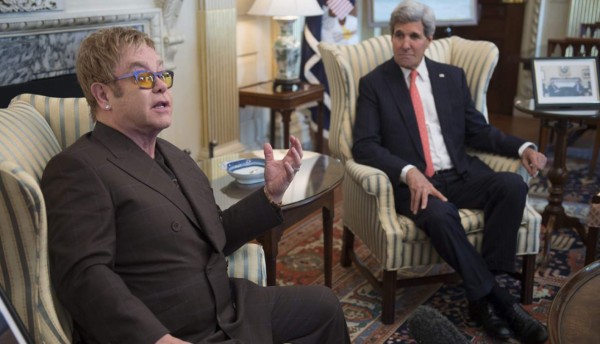 John Kerry y Elton John firman un acuerdo para luchar contra el sida