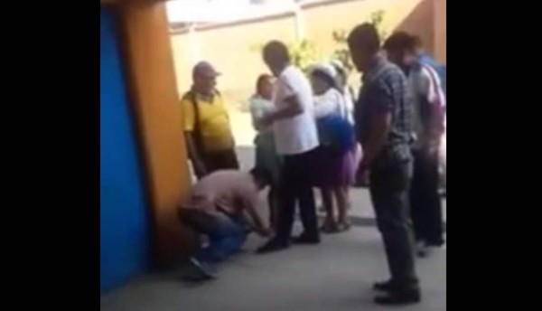 Evo Morales ordenando que le aten zapato se vuelve viral