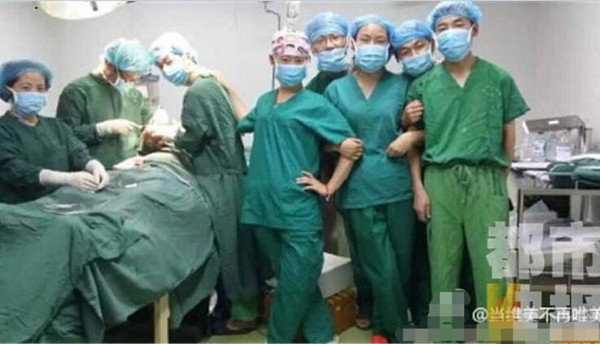 Médicos sancionados por 'selfie' en plenas operaciones quirúrgicas