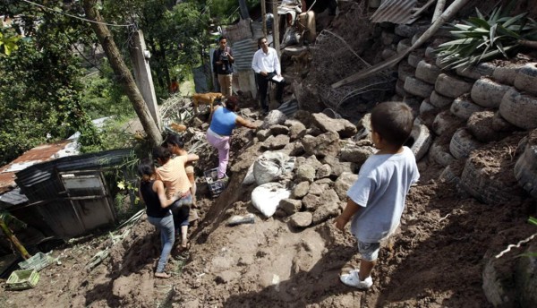 Familias se niegan a dejar sus hogares a pesar del peligro