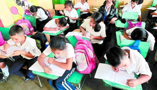 Alumnos del Distrito Central mejoran su rendimiento académico