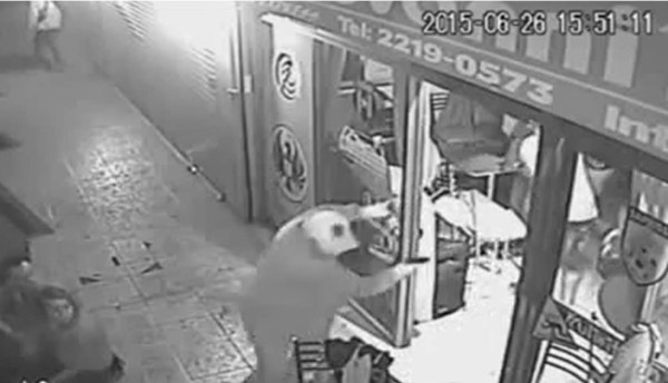 Video capta el asesinato de una mujer dentro de un bar