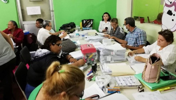 Unos 8,000 títulos de educación media ha entregado la Dirección Departamental