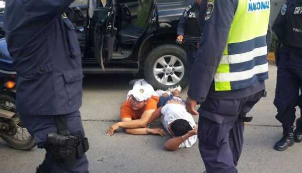 Detienen a 3 jóvenes ebrios por no pararse en un retén