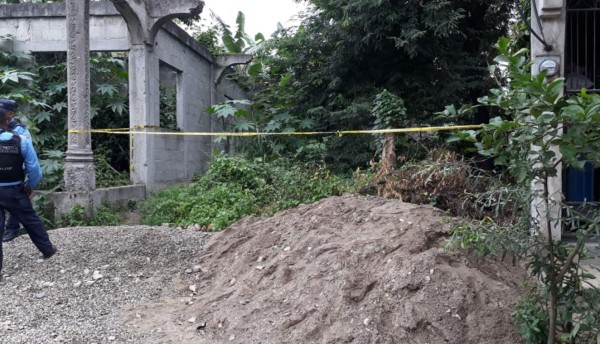Hallan muerto a un hombre en el solar de una casa abandonada
