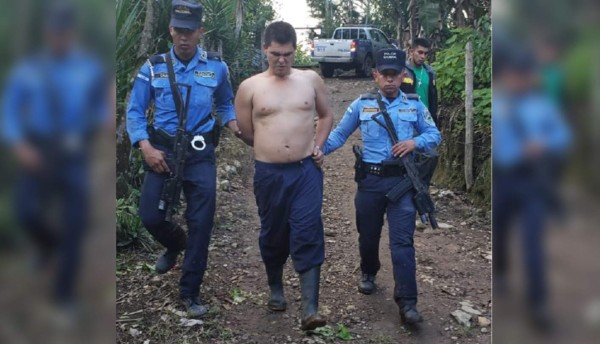 Detención para acusado de asesinato