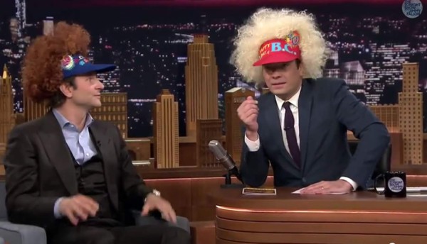 Bradley Cooper toca una guitarra imaginaria en su 40 cumpleaños