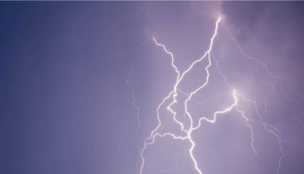 Rayo mata a una persona y hiere a 8 en partido de fútbol