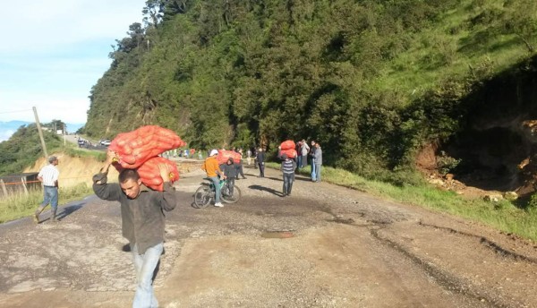 Evacúan a familias por deslizamientos en Ocotepeque
