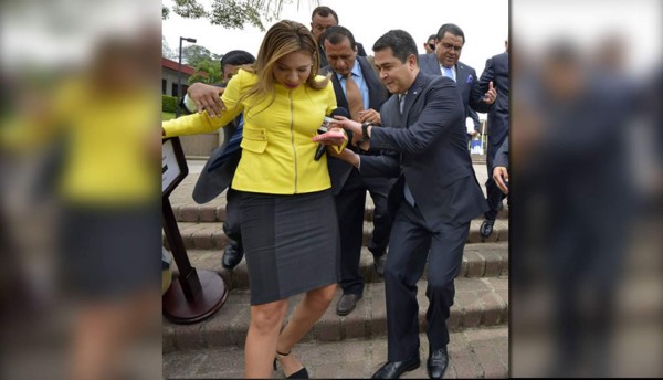 Juan Orlando salva de caerse a periodista tica