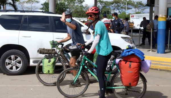 Pareja europea recorre Honduras en bicicleta en su travesía por Latinoamérica