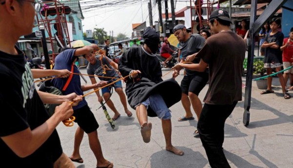 Penitencia de sangre a golpe de látigo en la Semana Santa filipina