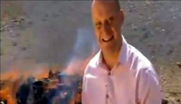 Un periodista drogado que no logra presentar su informe  