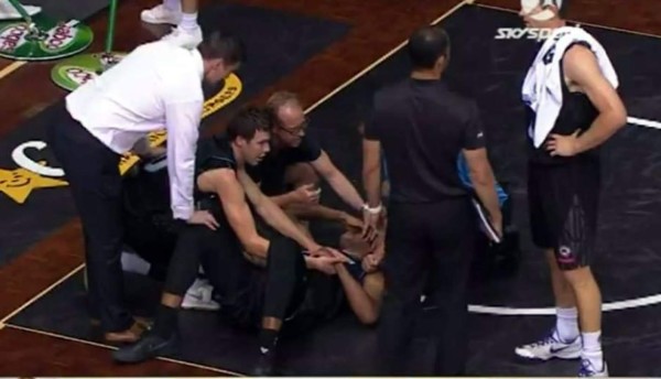 ¡Escalofriante! Un golpe le saca el ojo a jugador de baloncesto en pleno partido