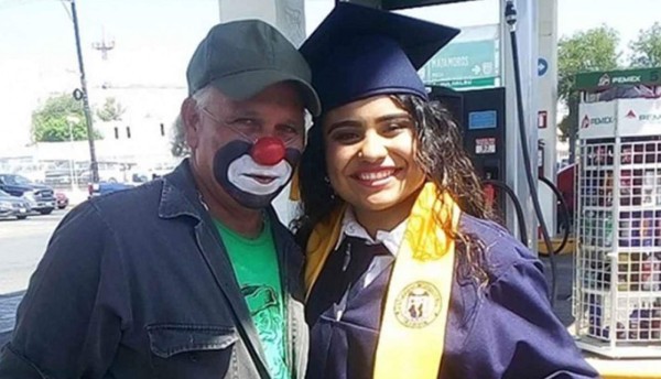 El video viral de este payaso y su hija es sensación en Facebook.