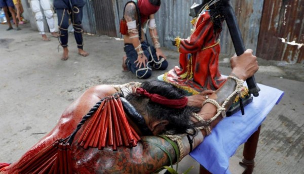 Penitencia de sangre a golpe de látigo en la Semana Santa filipina