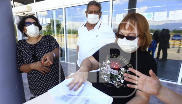 Un grupo de ciudadanos estadounidenses y europeos tenían la esperanza de viajar ayer.