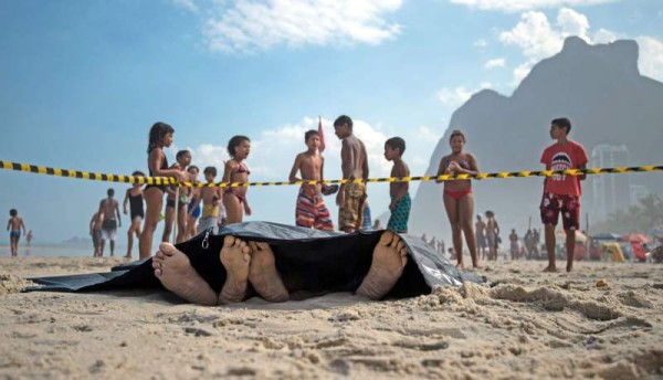 Un carril bici inaugurado en enero en Río de Janeiro se desplomó debido al fuerte oleaje, matando a dos ciclistas que cayeron al mar, a tres meses del inicio de los Juegos Olímpicos 2016.