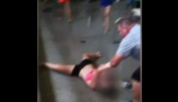 Arrastra a su alumna por negarse a entrar a la piscina