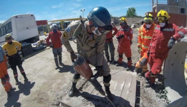 Bomberos hondureños aprenden sobre técnicas de rescate en Chile