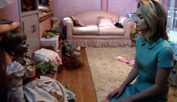 Si bien es una precuela, Annabelle se sostiene en el argumento del filme anterior, en el que una pareja es víctima de situaciones terroríficas en su casa provocadas por una muñeca poseída por el diablo.